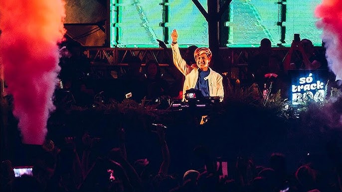 Liu Live Liu performing in UK Nightclub