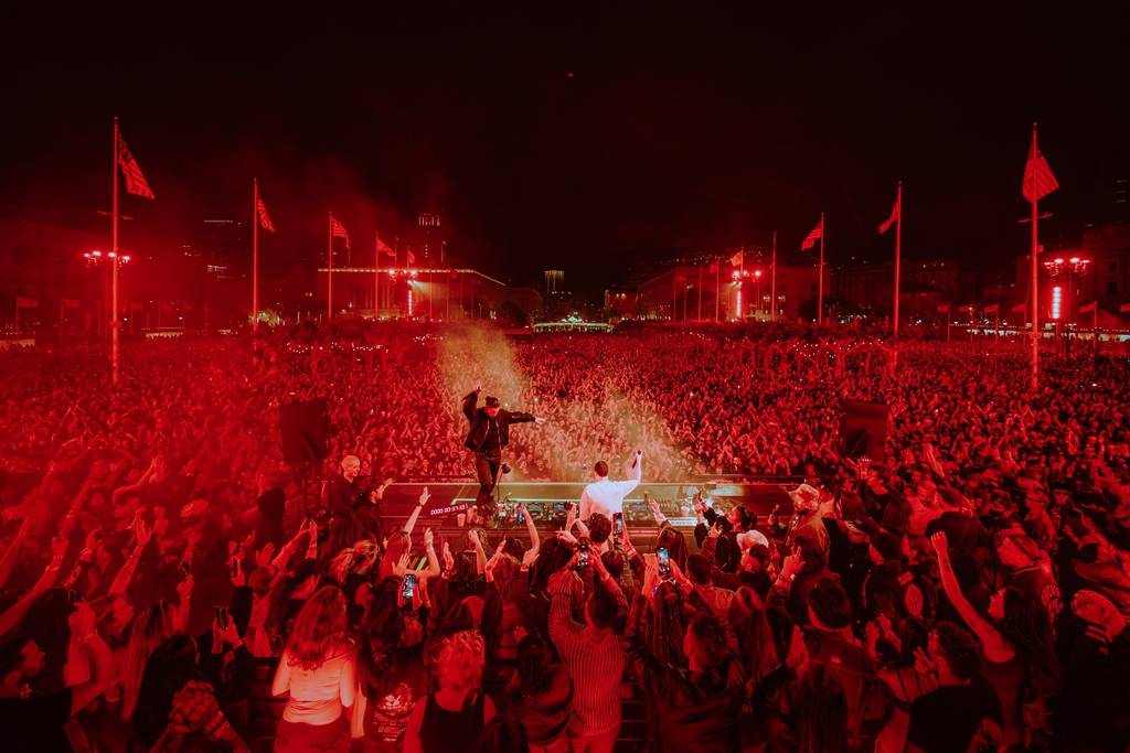Freddy Fred again performing on a 360 degree stage