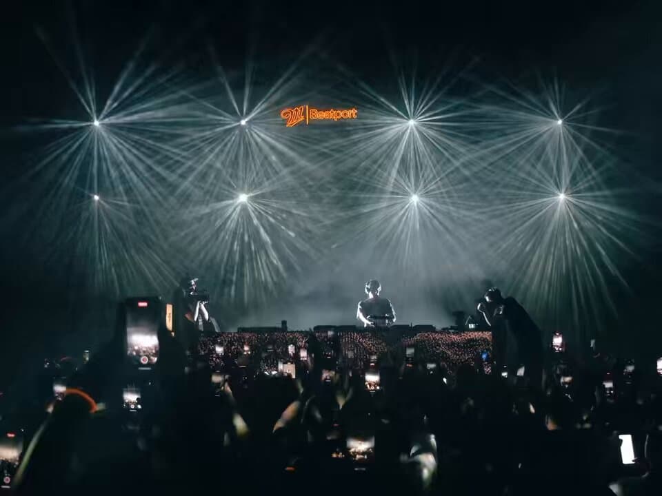 Aaron Hibell on stage Aaron Hibell performing live