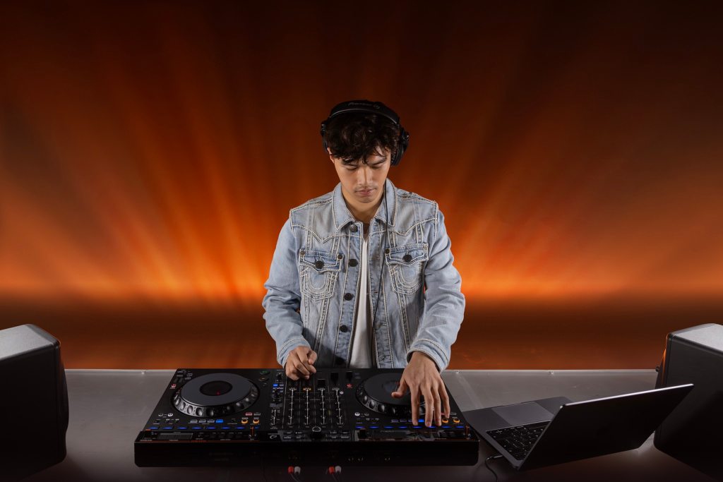DDJ new 4 DJ mixing on the new Pioneer DDJ GRV6
