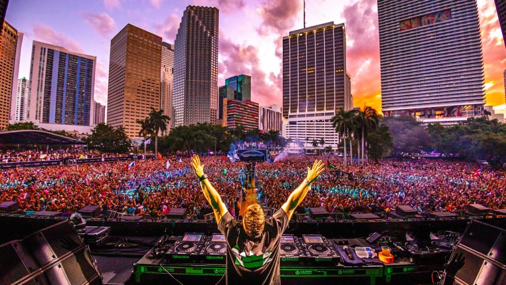 Miami Ultra crowd pic Hardwell performing at Miami Ultra Music Festival in 2024