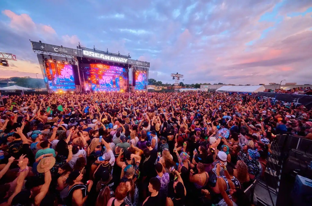 Breakaway Music Festival lll Breakaway Music Festival's crowd at sunset
