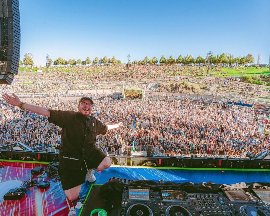 Ray Volpe performing live from the gorge