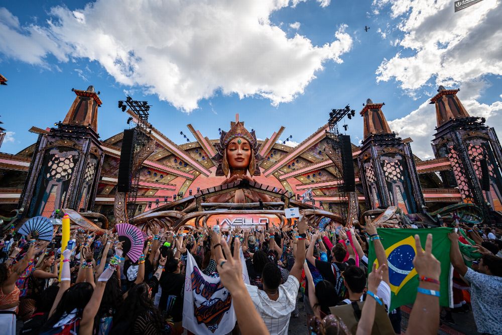 AVELLO at EDC AVELLO performing at EDC